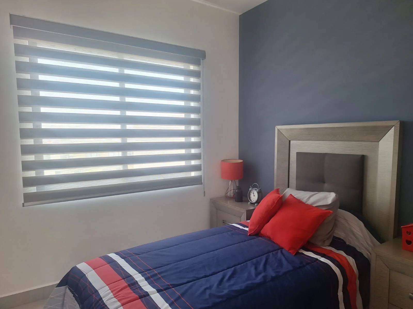 Recámara principal con closet y amplio patio
